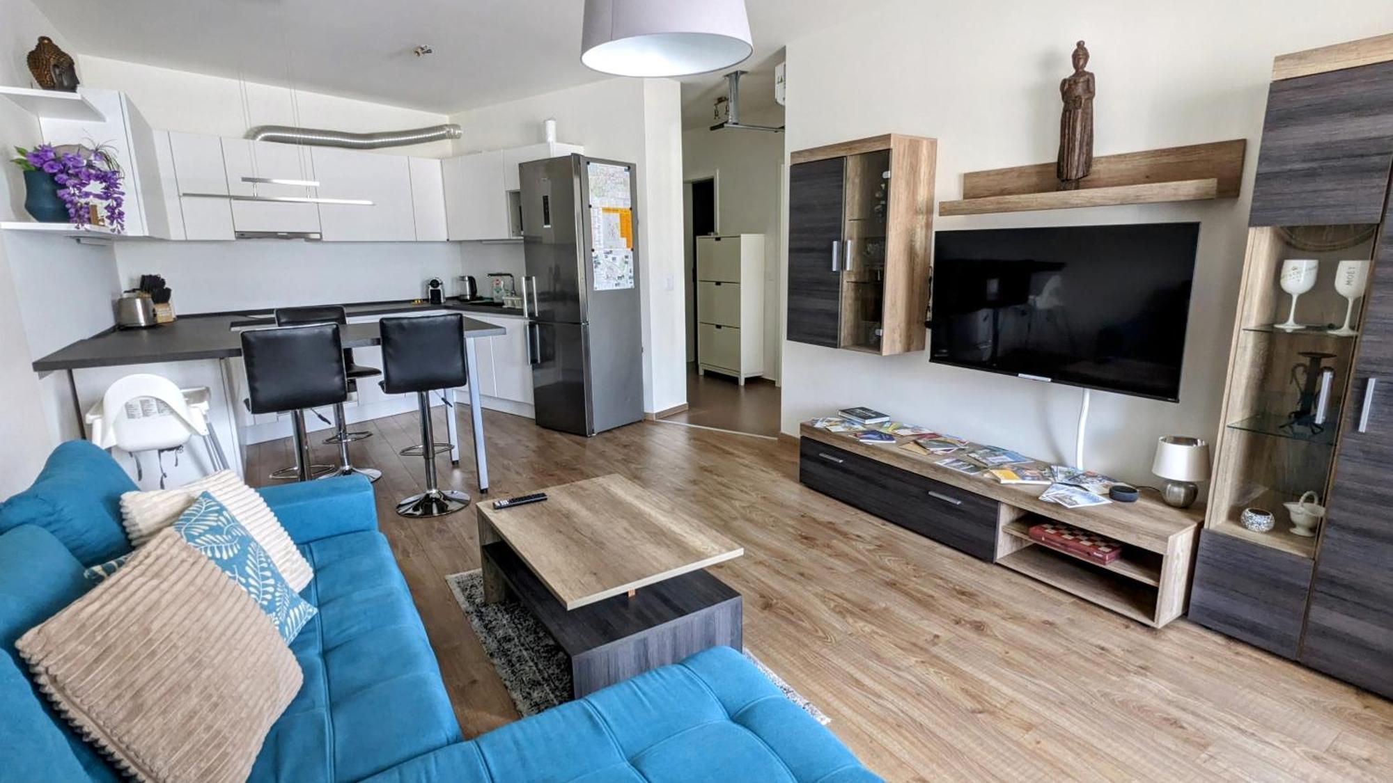 E2 Luxury Oldtown - 2x Parking, Foodstore, Pcscreen, Netflix, Unlimited Music, Crib, Babychair, Fastwifi, Aircon *