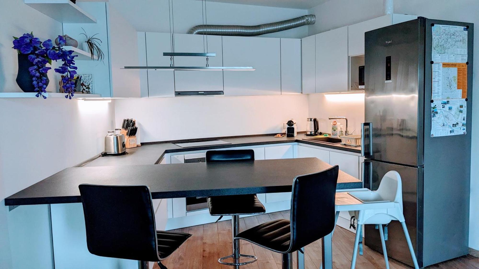 Apartament E2 Luxury Oldtown - 2x Parking, Foodstore, Pcscreen, Netflix, Unlimited Music, Crib, Babychair, Fastwifi, Aircon Koszyce